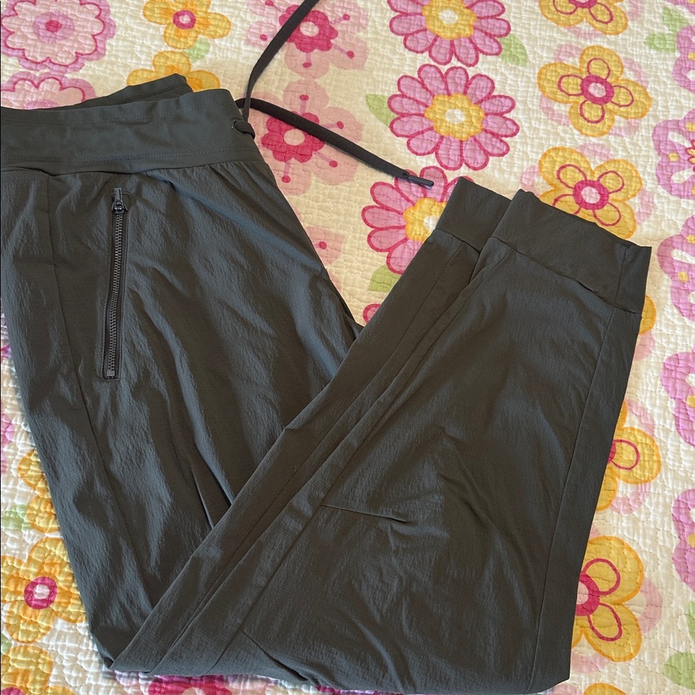 Athleta Trekkie North Jogger Olive size 8 EUC